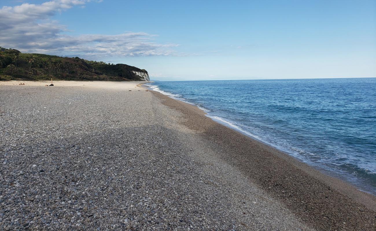Caleton beach'in fotoğrafı küçük bej çakıl yüzey ile