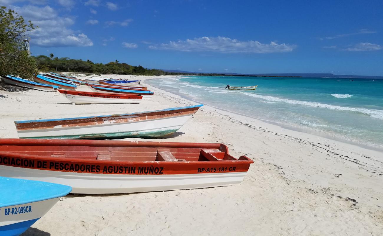 Pedernales beach'in fotoğrafı i̇nce bej kum yüzey ile
