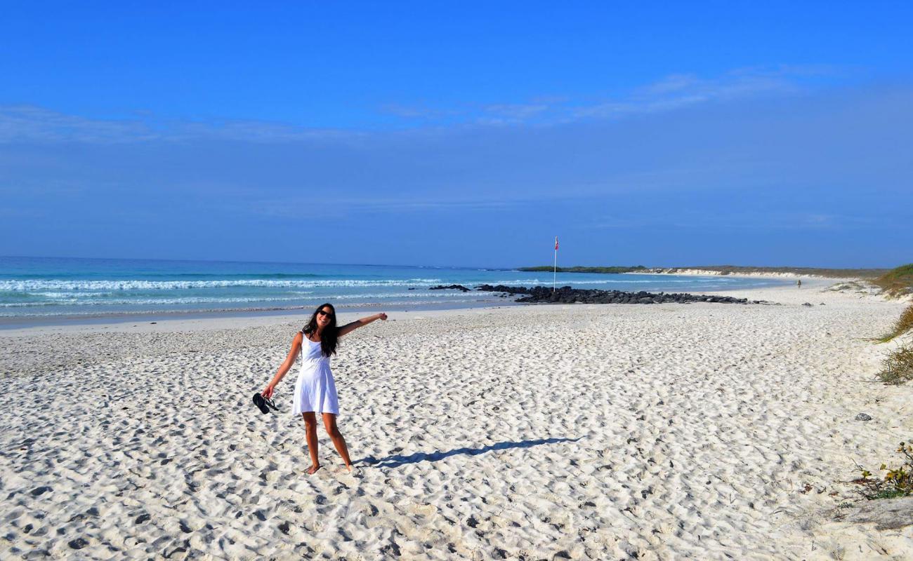 Tortuga Bay Galapagos'in fotoğrafı beyaz ince kum yüzey ile