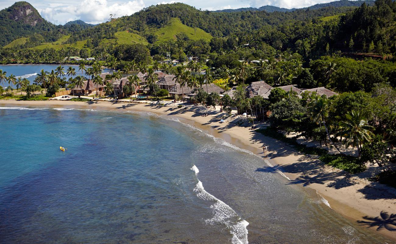 Nanuku Beach'in fotoğrafı parlak kum yüzey ile