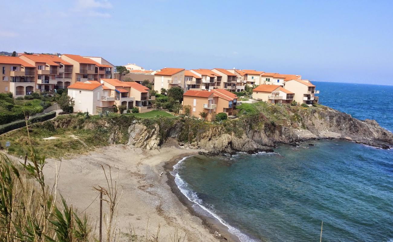 L'Oli beach'in fotoğrafı bej kum ve çakıl yüzey ile