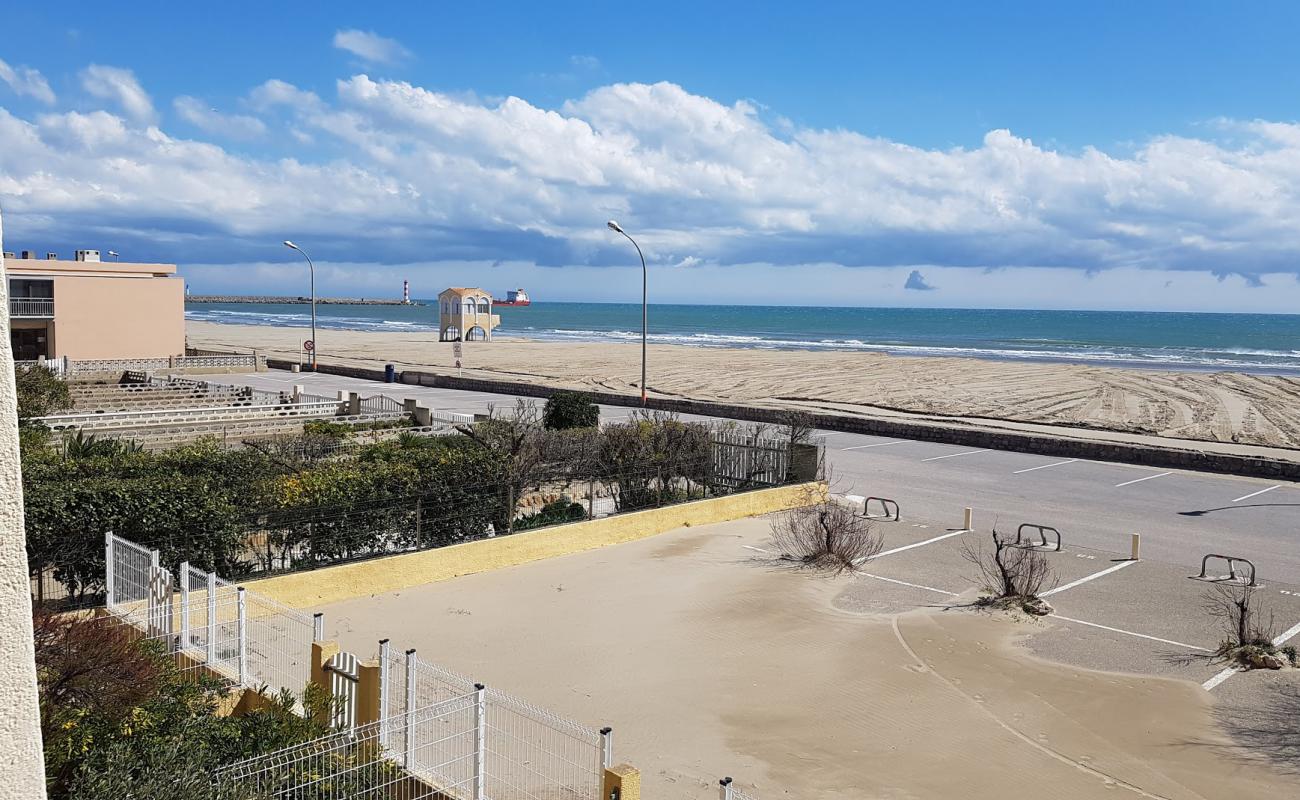 Les Montilles beach'in fotoğrafı i̇nce bej kum yüzey ile