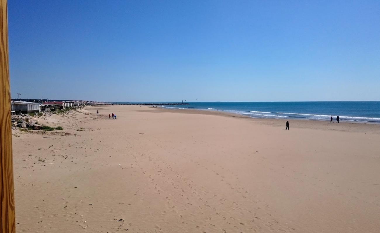 Plage de Mateille'in fotoğrafı parlak ince kum yüzey ile