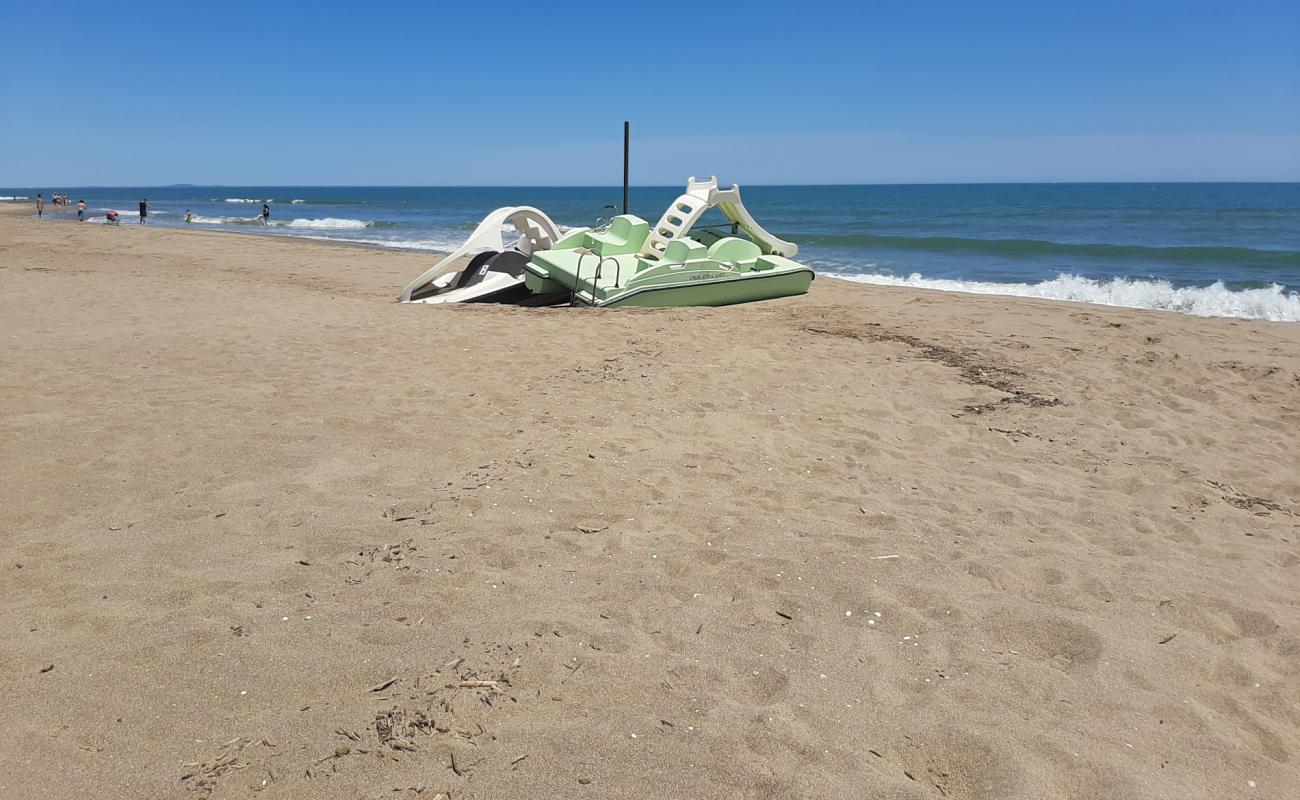 Saint-Pierre-la-Mer'in fotoğrafı parlak ince kum yüzey ile