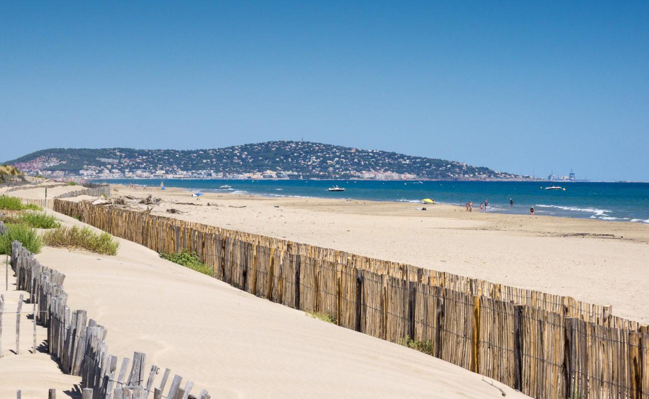 Castellas beach'in fotoğrafı i̇nce bej kum yüzey ile