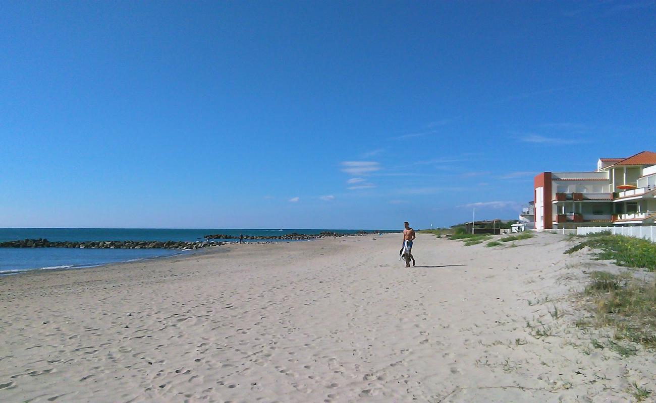Frontignan plage'in fotoğrafı açık bej kum yüzey ile