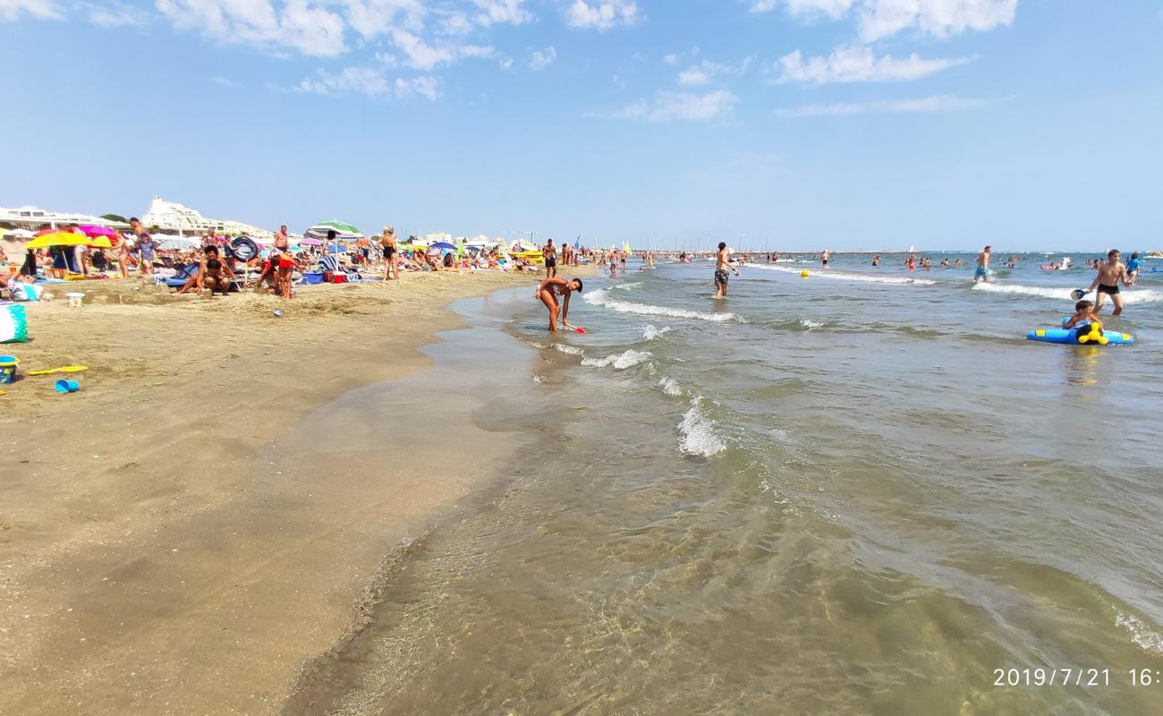 Sunset beach'in fotoğrafı i̇nce bej kum yüzey ile
