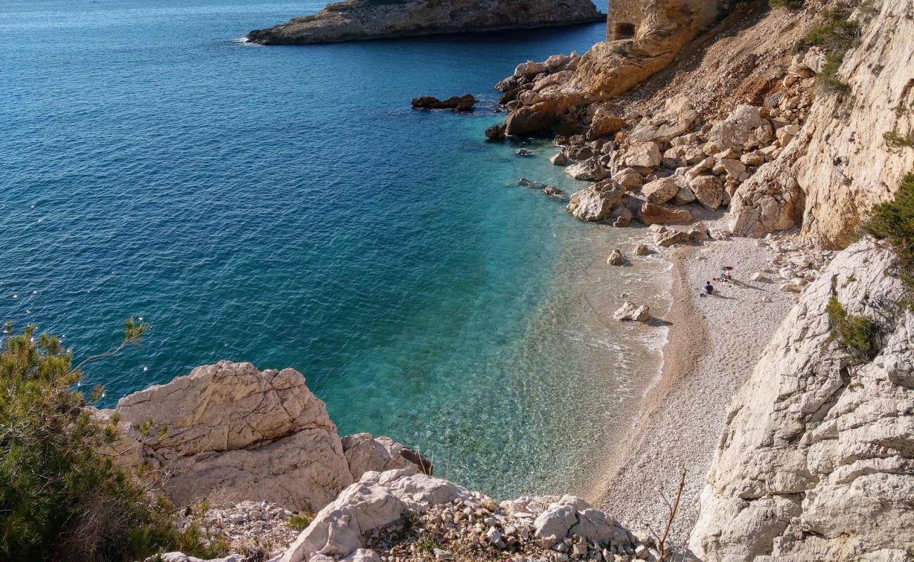Calanque de l'Erevine'in fotoğrafı beyaz çakıl taş yüzey ile