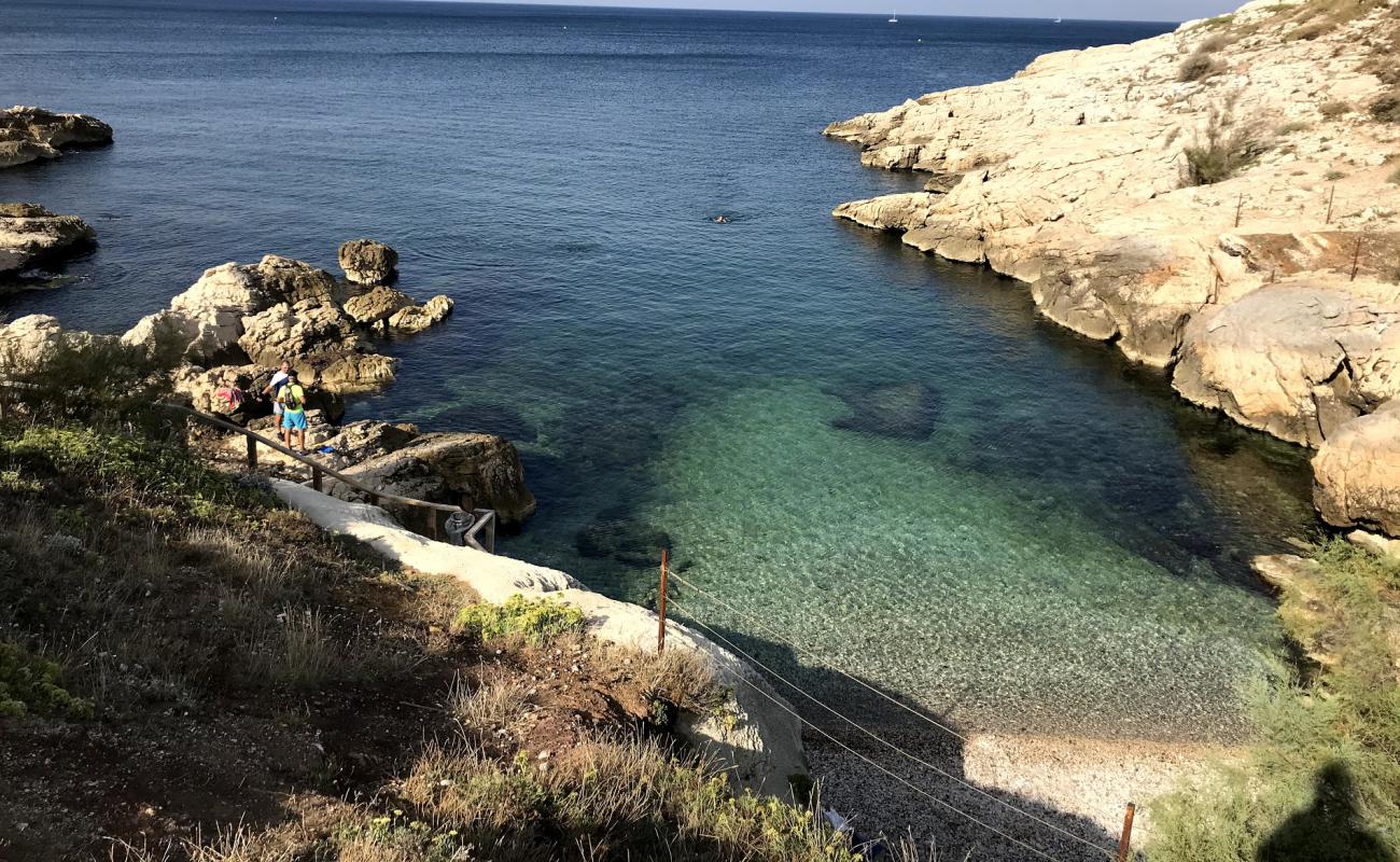 Anse des Sablettes III'in fotoğrafı gri çakıl taşı yüzey ile