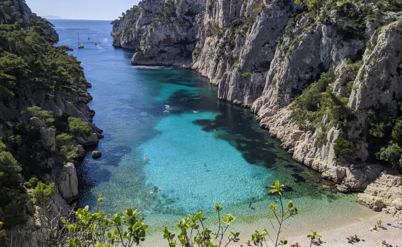 Calanque d'En-Vau Plajı'in fotoğrafı bej çakıl yüzey ile