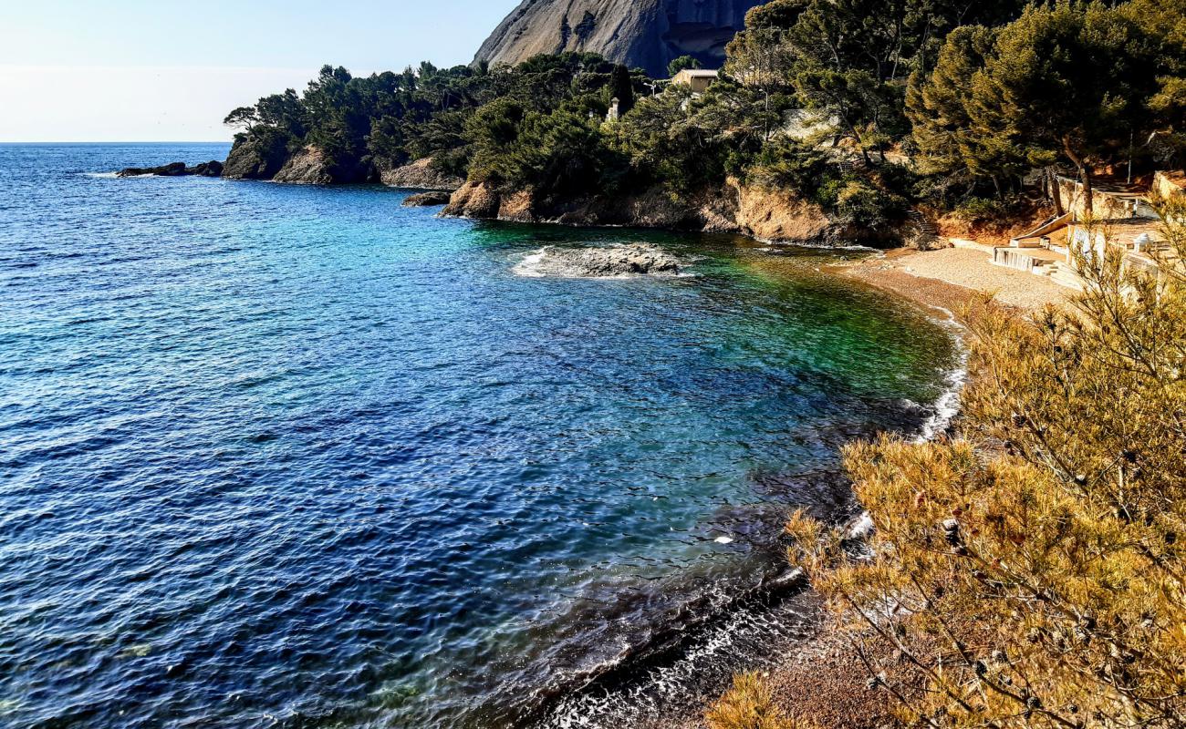 Calanque de Mugel'in fotoğrafı kahverengi çakıl yüzey ile