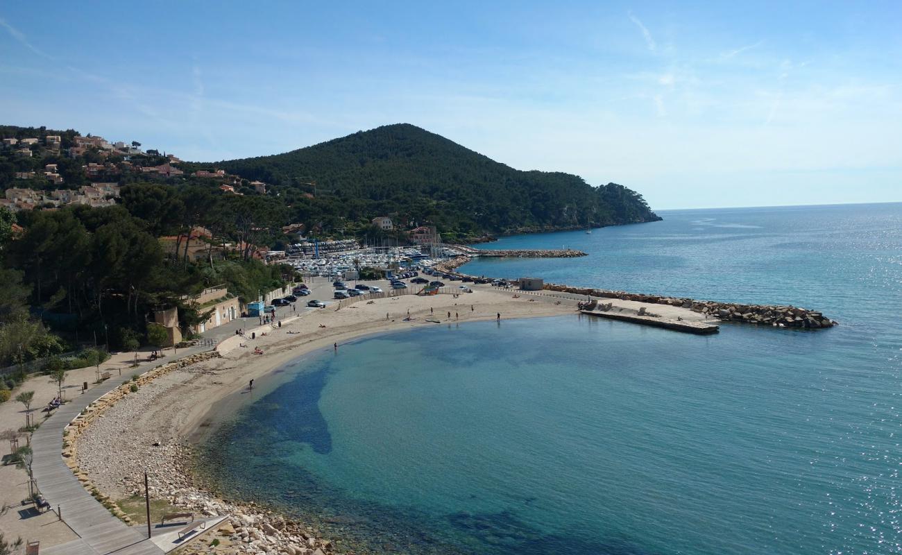 Plage de la Madrague'in fotoğrafı parlak kum yüzey ile