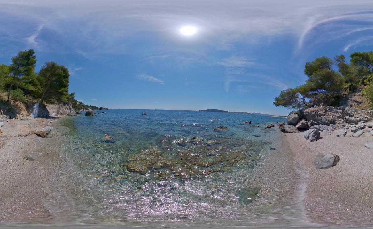 Plage de la B. Basse'in fotoğrafı gri çakıl taşı yüzey ile