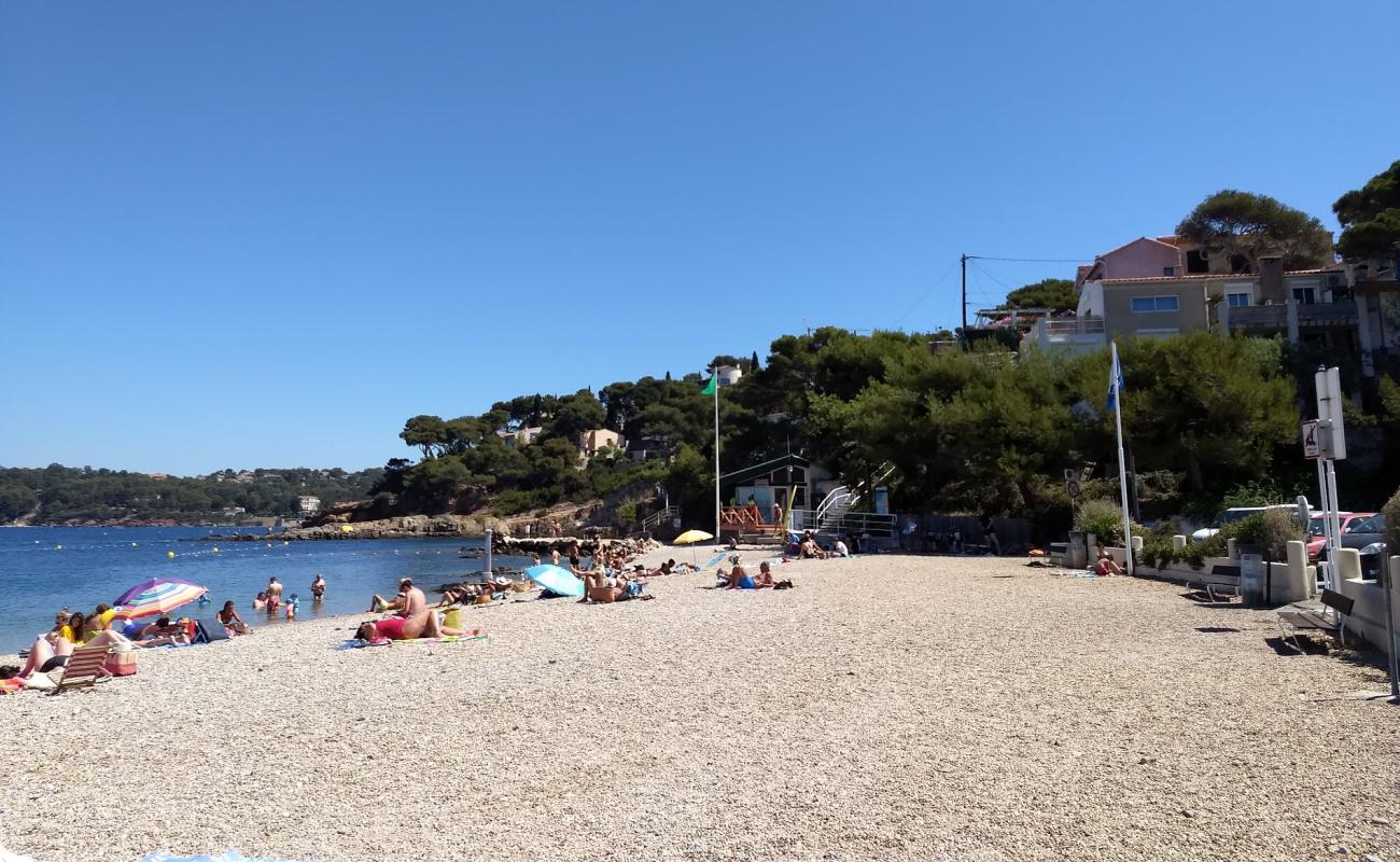 Plage des Oursinieres'in fotoğrafı küçük kahverengi çakıllar yüzey ile