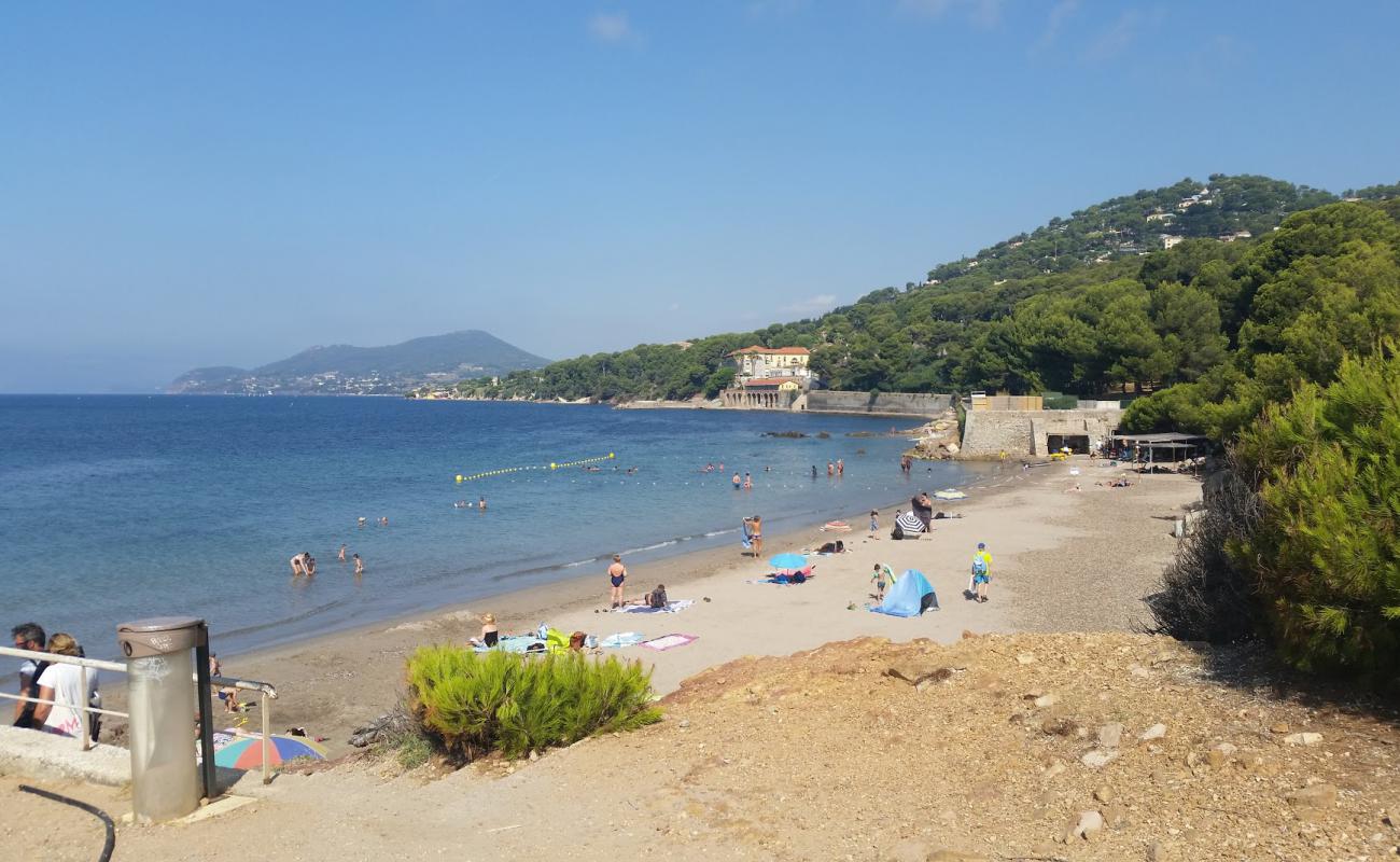 Plage du Port Helene'in fotoğrafı parlak kum yüzey ile