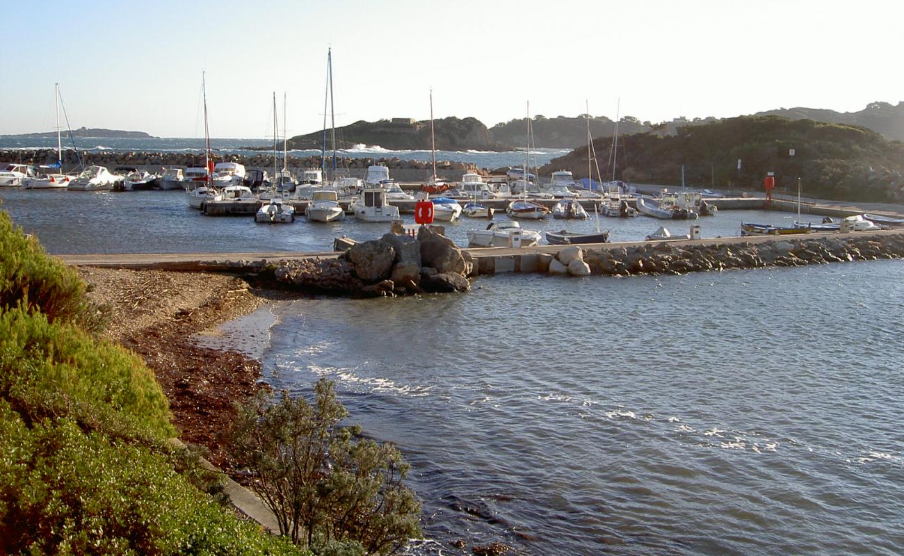 Plage du Port Auguier'in fotoğrafı siyah kum ve çakıllar yüzey ile