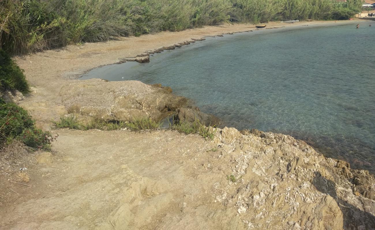 Plage de la Tour Fondue'in fotoğrafı kahverengi kum yüzey ile