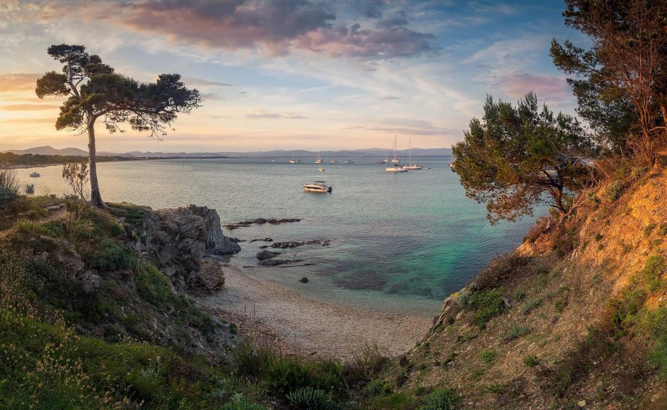 Lou Plage'in fotoğrafı bej çakıl yüzey ile