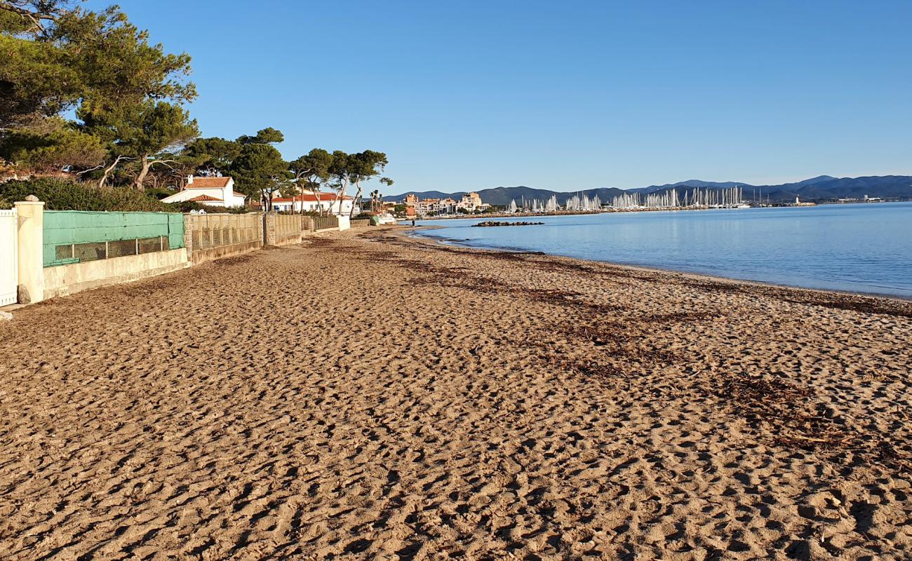 beach of Pesquiers'in fotoğrafı parlak kum yüzey ile