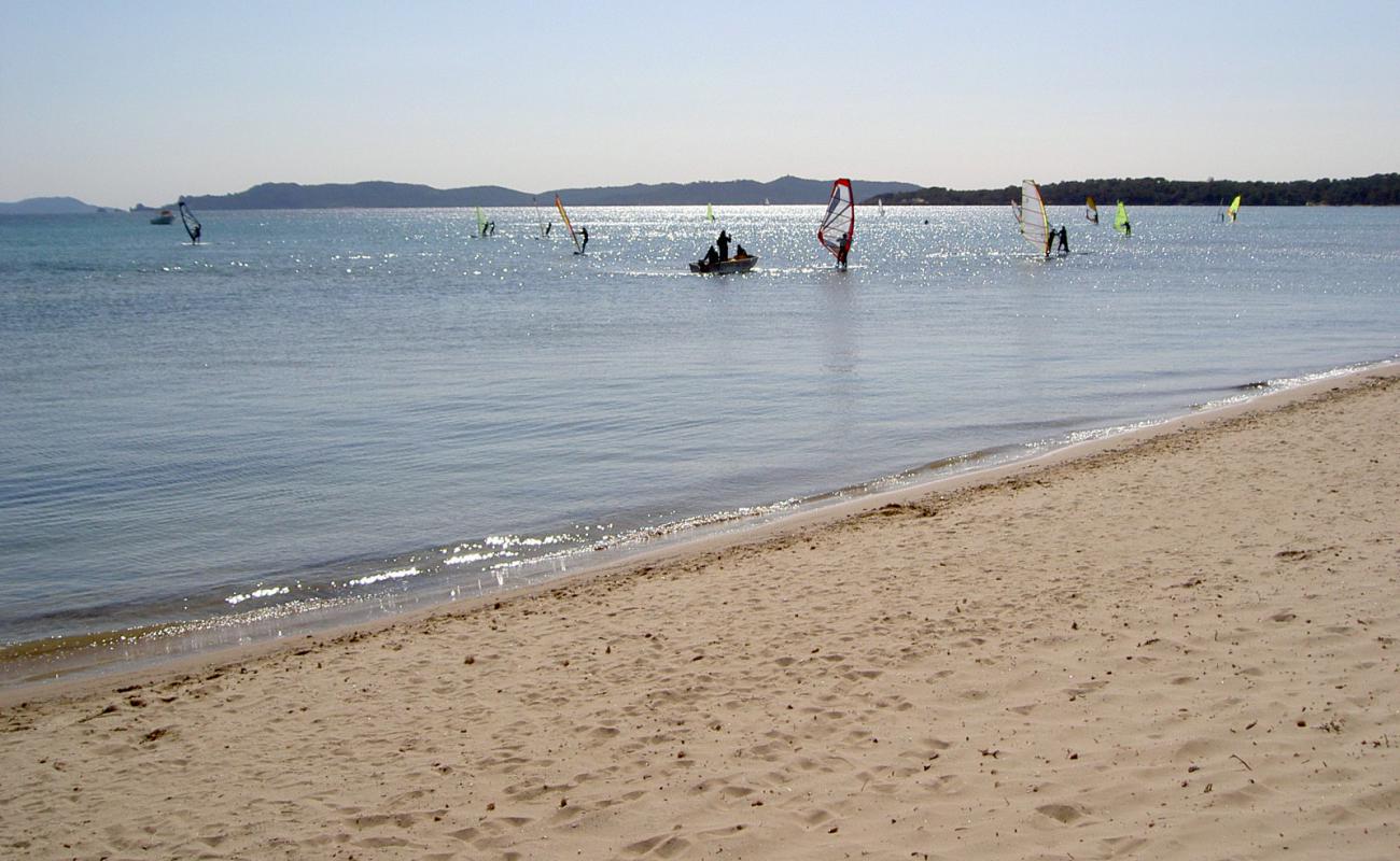 Belturon beach'in fotoğrafı parlak kum yüzey ile