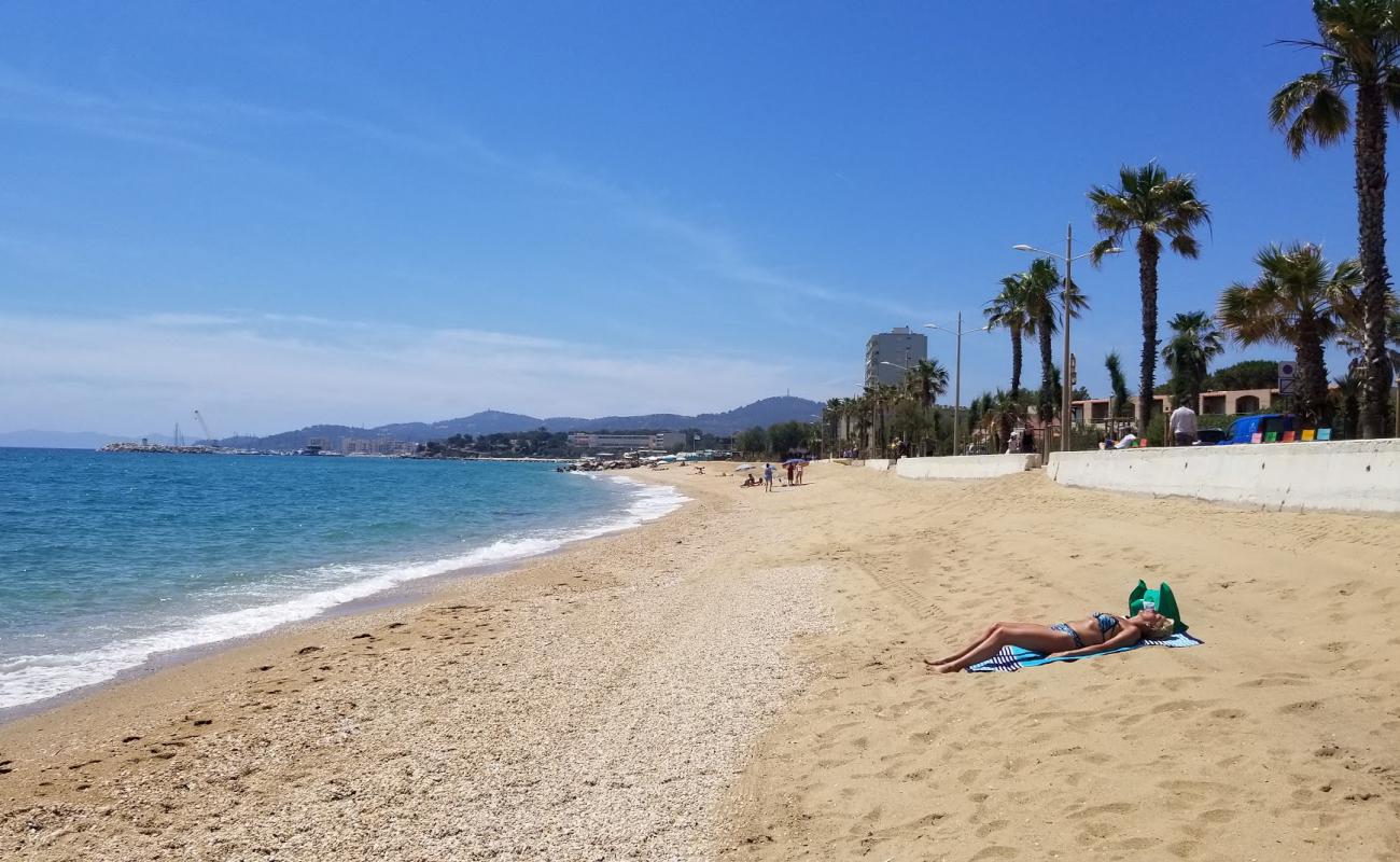 Lavandou Plajı'in fotoğrafı açık bej kum yüzey ile