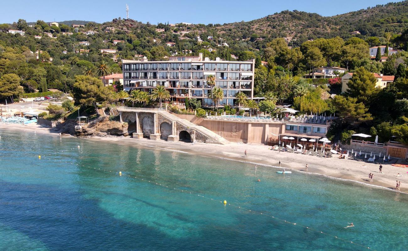 Rayol beach'in fotoğrafı parlak kum yüzey ile