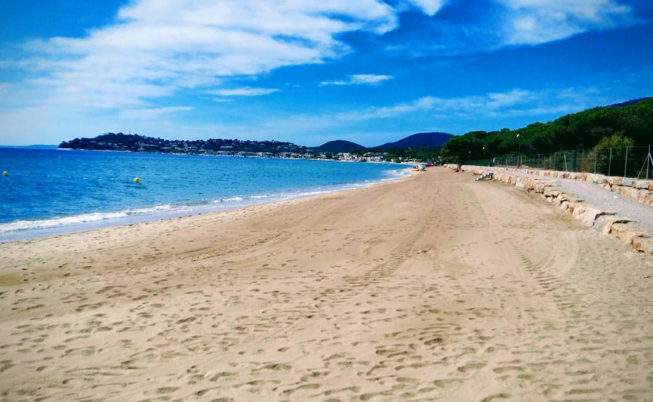 Plage de Cavalaire-sur-Mer'in fotoğrafı i̇nce bej kum yüzey ile