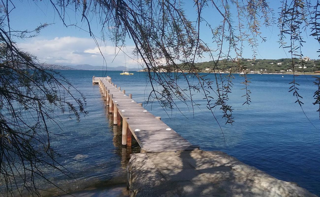 Criques des Graniers'in fotoğrafı beton kapak yüzey ile