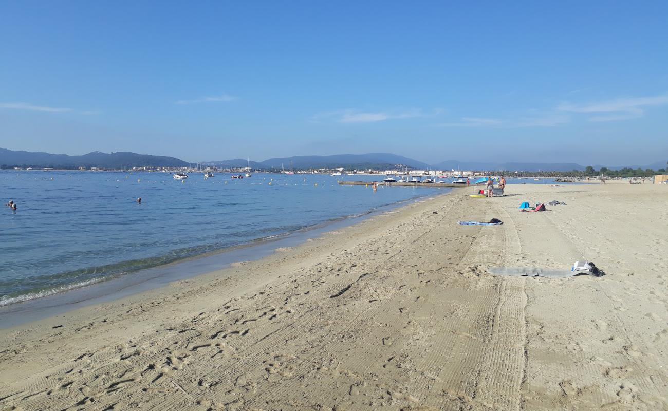 Plage de Grimaud II'in fotoğrafı parlak kum yüzey ile