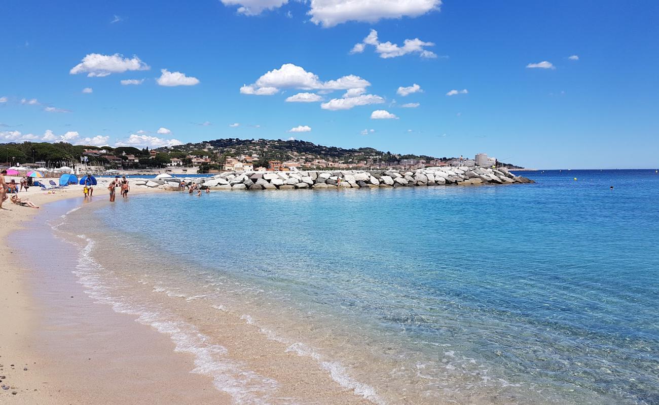 Croisette beach'in fotoğrafı açık bej kum yüzey ile