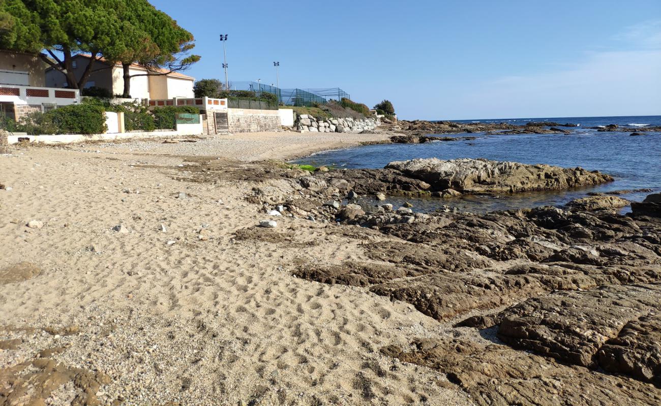 Plage de la Pinede'in fotoğrafı bej kum ve kayalar yüzey ile
