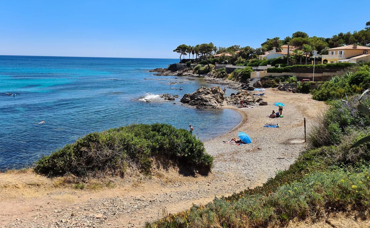 Pebrier beach'in fotoğrafı bej kum ve kayalar yüzey ile