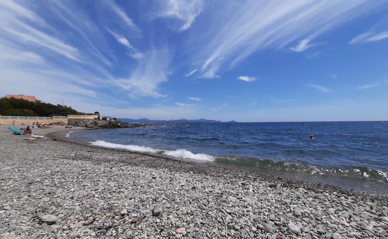 Calanque des Louvans'in fotoğrafı taşlar yüzey ile