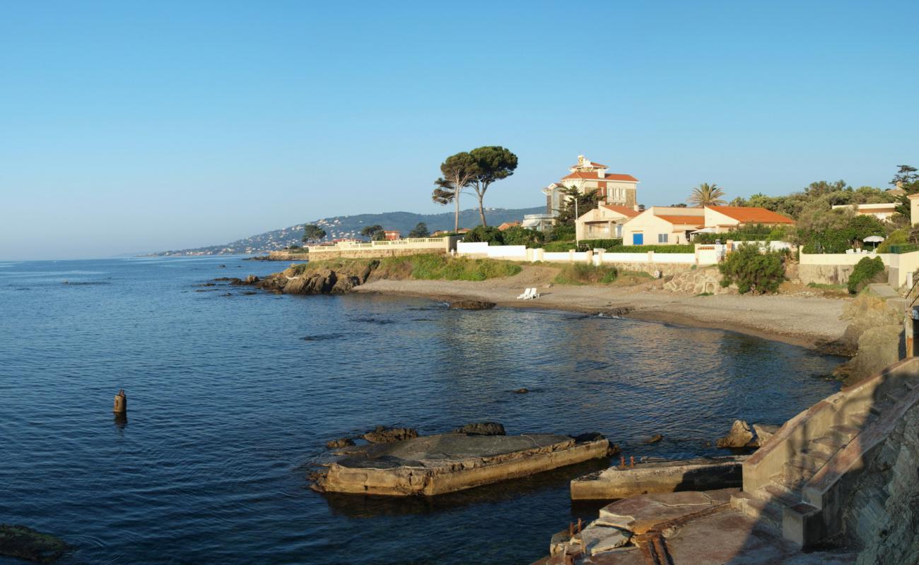 St. Raphael beach'in fotoğrafı bej kum ve çakıl yüzey ile