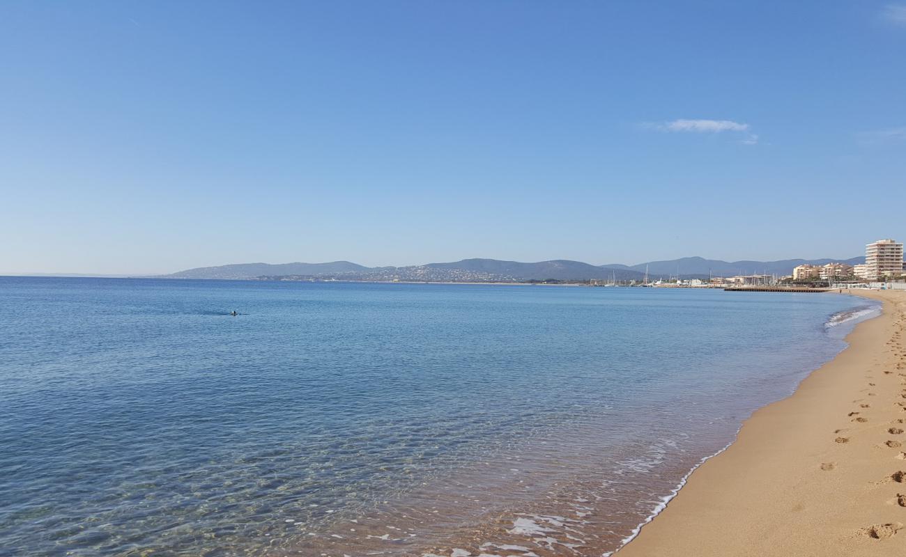 Frejus Plajı'in fotoğrafı parlak ince kum yüzey ile