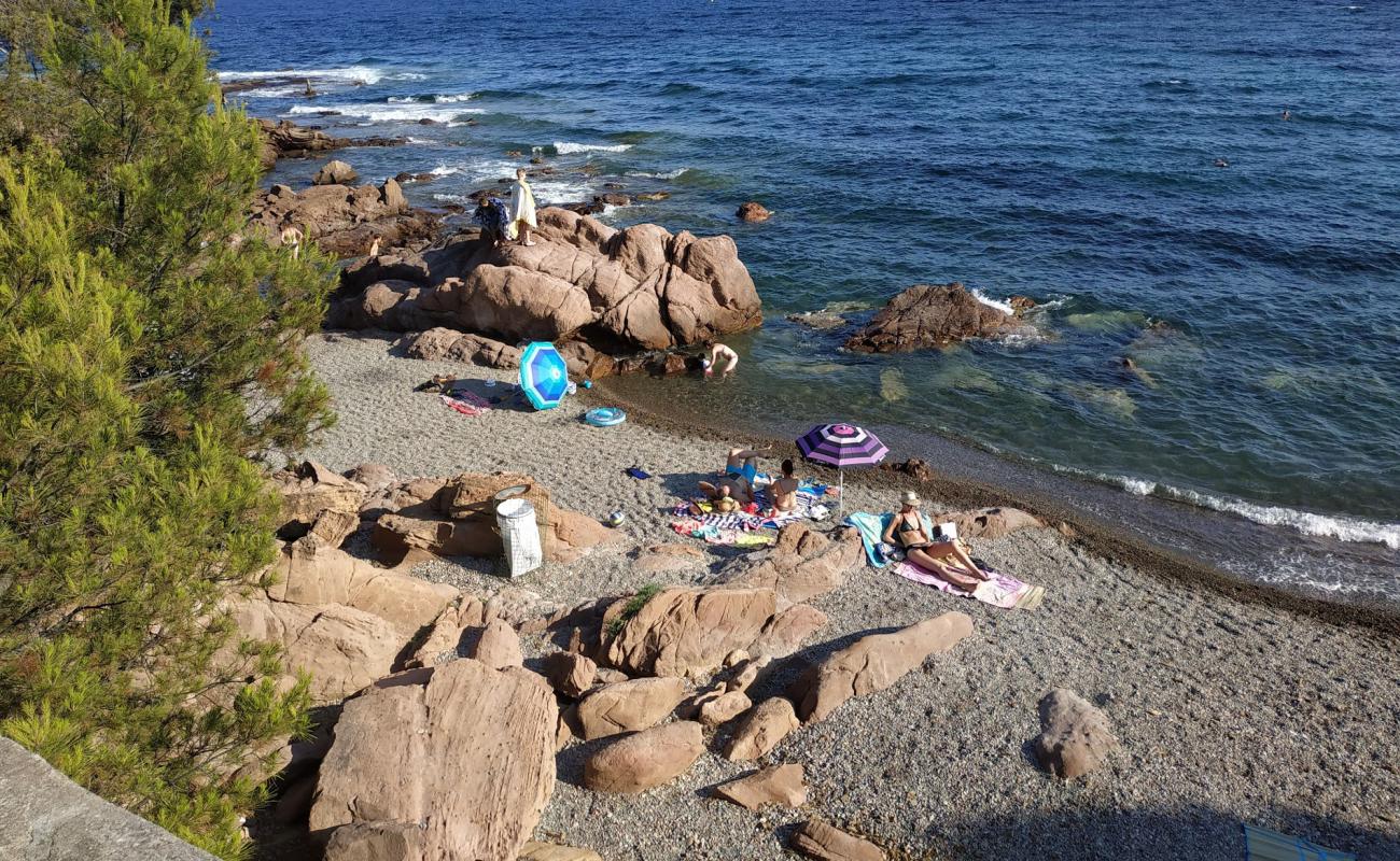Plage de Boulouris'in fotoğrafı küçük bej çakıl yüzey ile