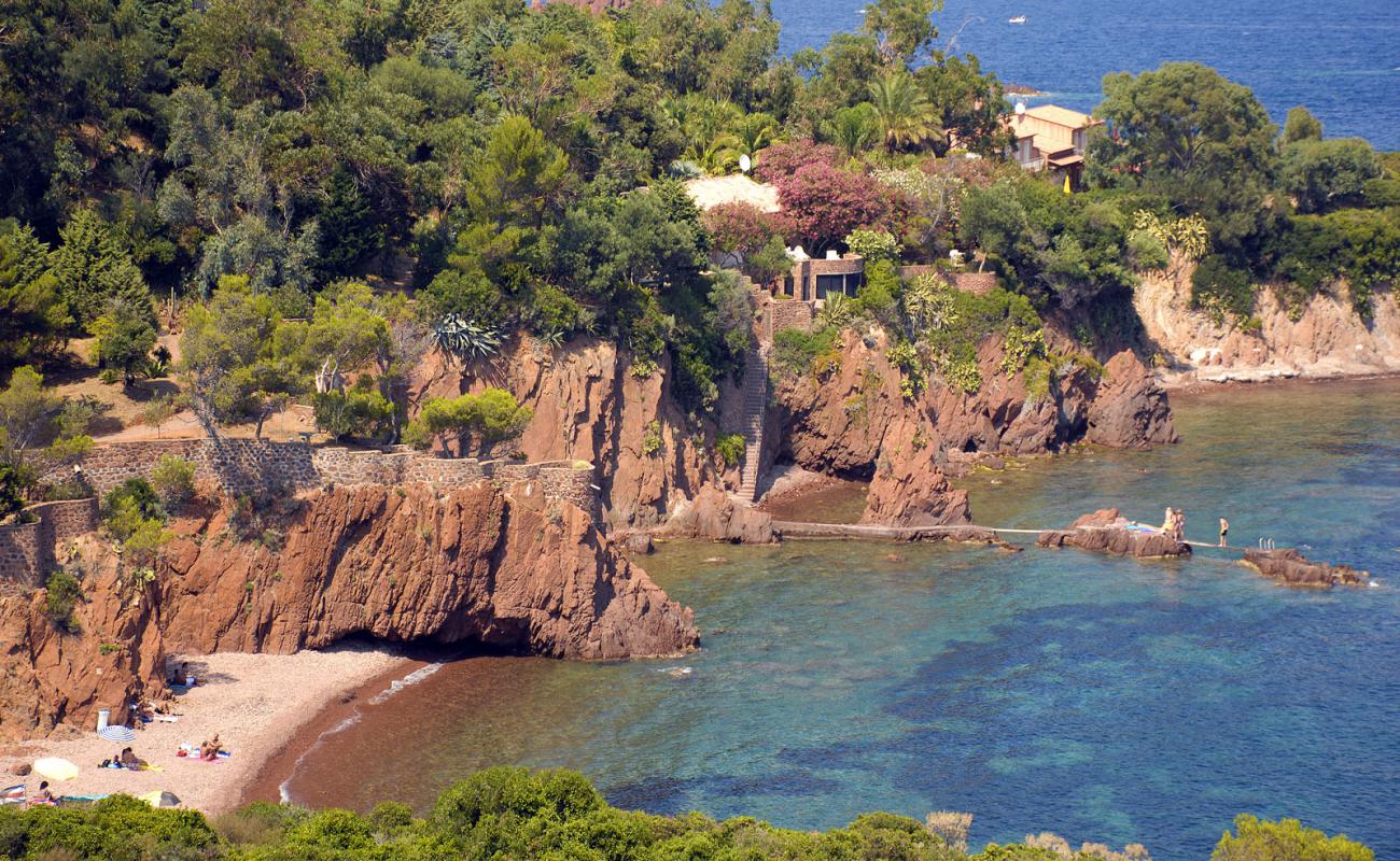 Cap Roux beach'in fotoğrafı kahverengi çakıl yüzey ile