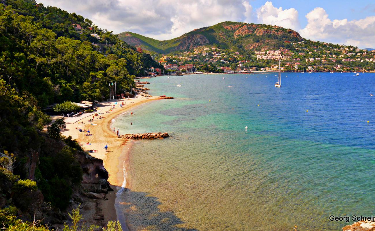 Plage de l'Aiguille'in fotoğrafı parlak ince kum yüzey ile