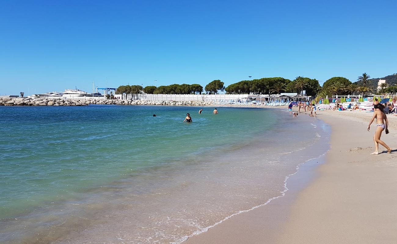 Golfe Juan beach'in fotoğrafı parlak ince kum yüzey ile