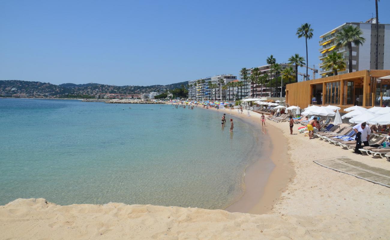 Juan Les Pins Plajı'in fotoğrafı parlak ince kum yüzey ile