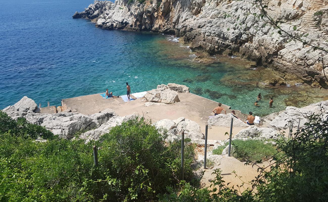 Plage de la Gavinette'in fotoğrafı beton kapak yüzey ile