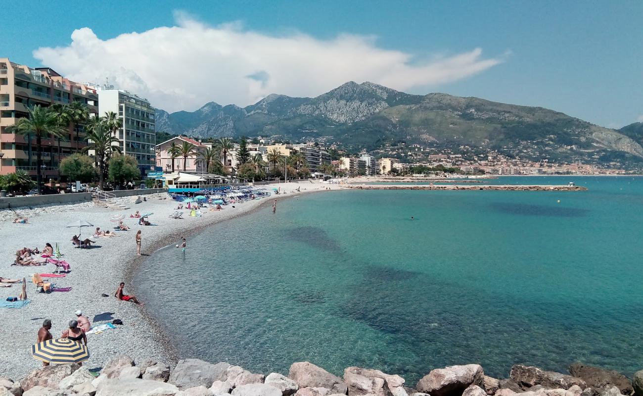 Carnoles beach'in fotoğrafı hafif ince çakıl taş yüzey ile