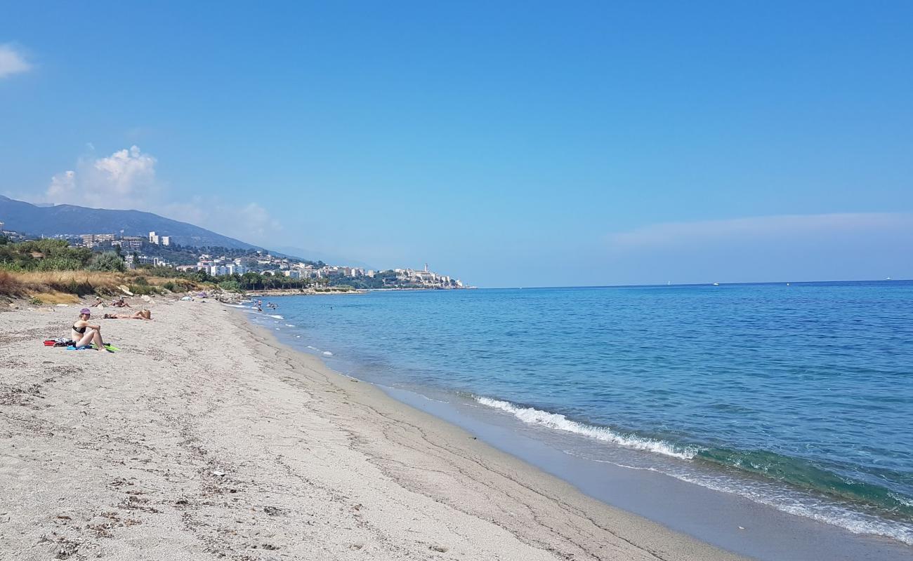 Plage de l'Arinella'in fotoğrafı parlak kum yüzey ile