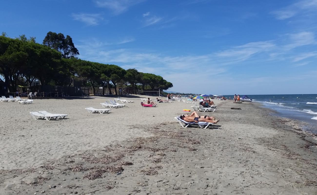 Plage de Talasani'in fotoğrafı parlak kum yüzey ile