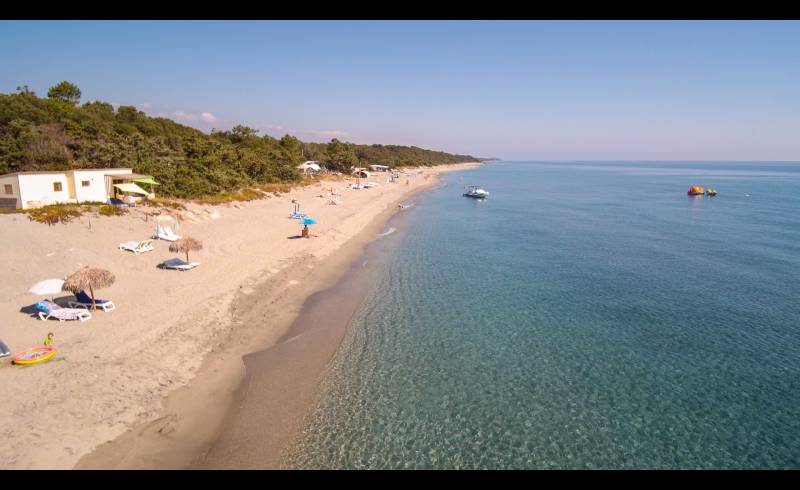 Stintino beach'in fotoğrafı parlak kum yüzey ile