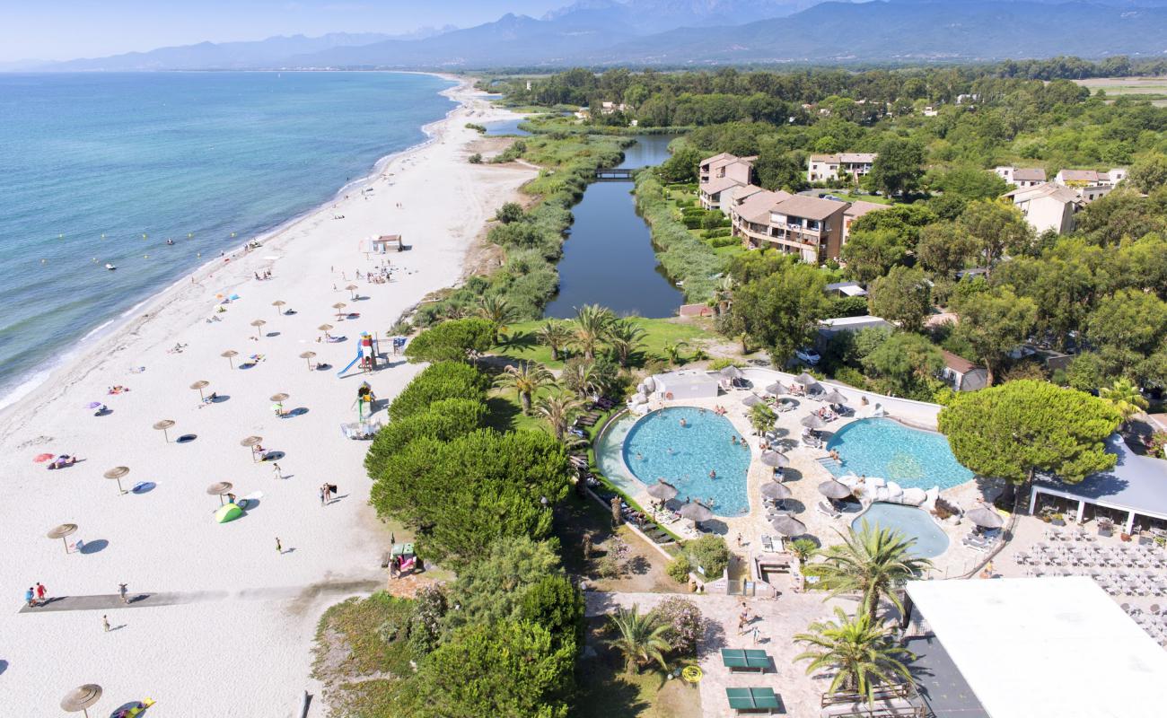 Plage Arinella Bianca'in fotoğrafı parlak ince kum yüzey ile