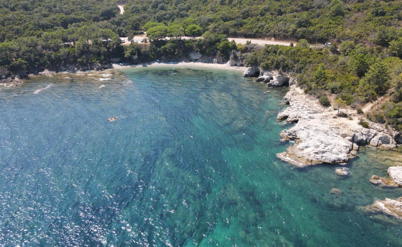 Fava beach'in fotoğrafı gri ince çakıl taş yüzey ile