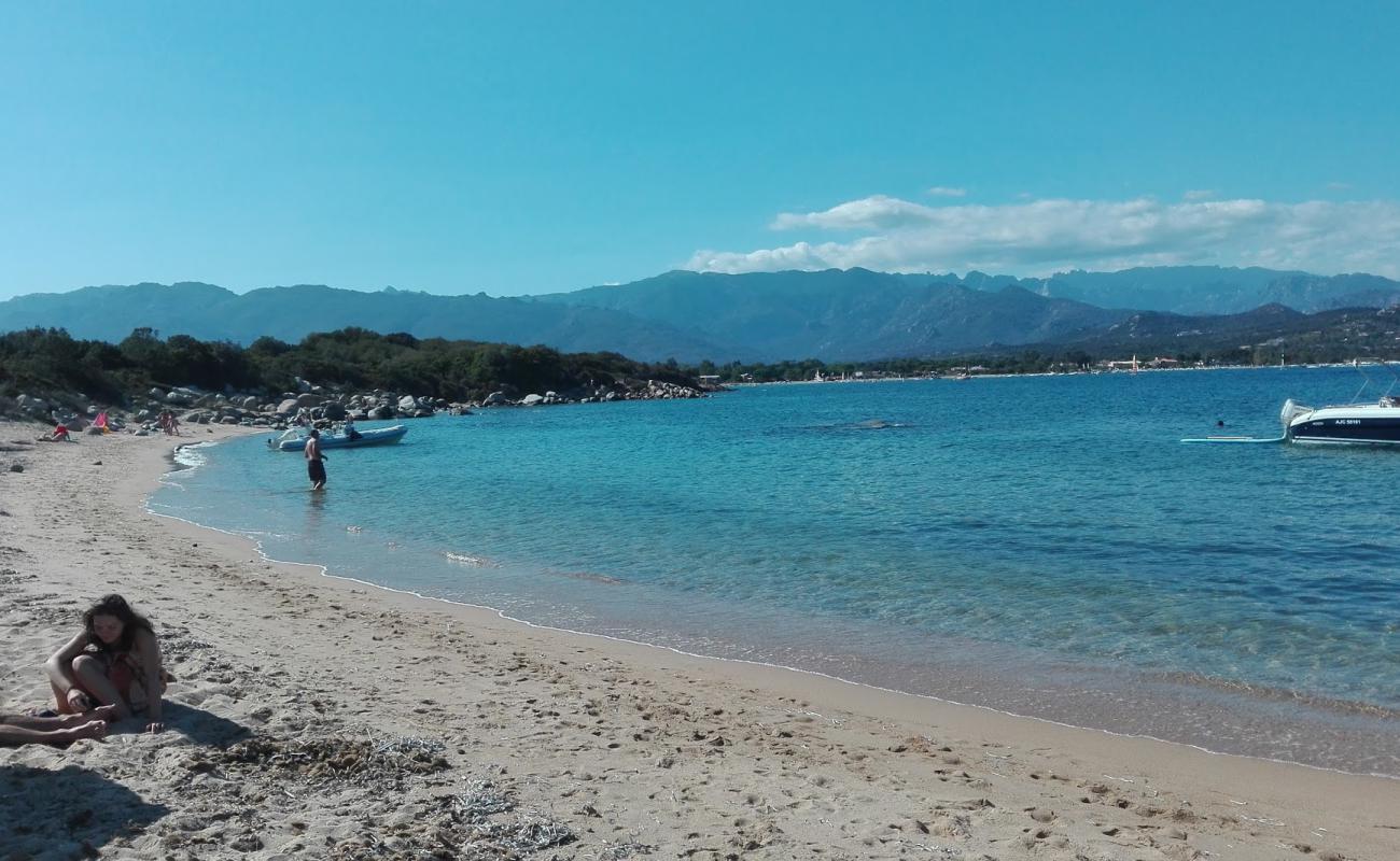 Plage de Pinarellu IV'in fotoğrafı açık bej kum yüzey ile