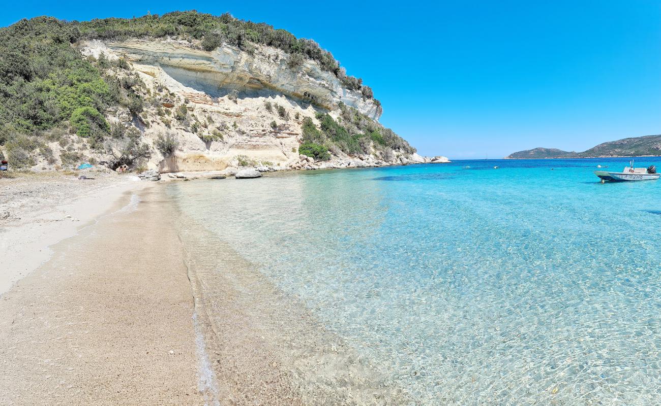 Canetu beach'in fotoğrafı parlak kum yüzey ile