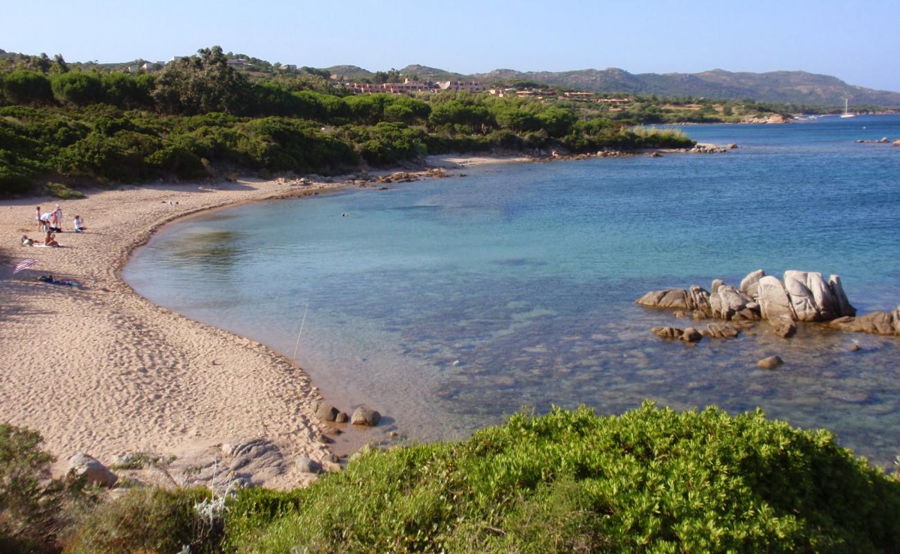 Plage de Cala longa'in fotoğrafı açık bej kum yüzey ile
